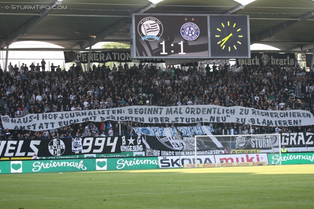 Sturm Graz - Austria Wien
Oesterreichische Fussball Bundesliga, 36. Runde,  SK Sturm Graz - FK Austria Wien, Stadion Liebenau Graz, 17.05.2012. 

Foto zeigt Fans von Sturm mit einem Spruchband
