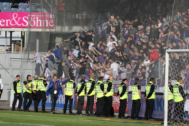 Sturm Graz - Austria Wien
Oesterreichische Fussball Bundesliga, 36. Runde,  SK Sturm Graz - FK Austria Wien, Stadion Liebenau Graz, 17.05.2012. 

Foto zeigt Fans von Austria Wien und Security
