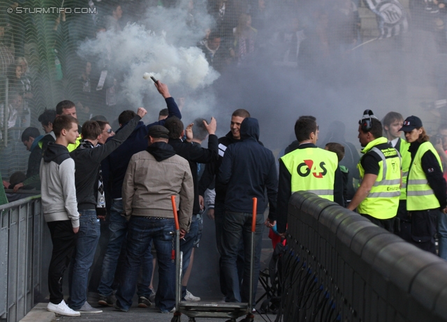 Sturm Graz - Austria Wien
Oesterreichische Fussball Bundesliga, 36. Runde,  SK Sturm Graz - FK Austria Wien, Stadion Liebenau Graz, 17.05.2012. 

Foto zeigt Fans von Sturm und Ordner
