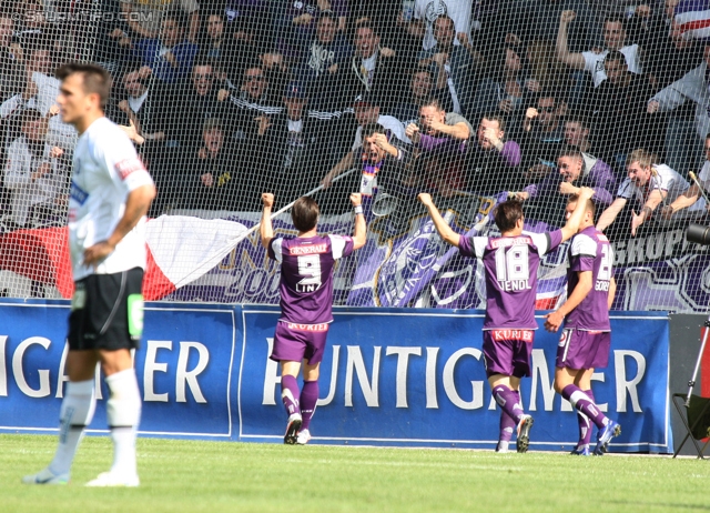 Sturm Graz - Austria Wien
Oesterreichische Fussball Bundesliga, 36. Runde,  SK Sturm Graz - FK Austria Wien, Stadion Liebenau Graz, 17.05.2012. 

Foto zeigt Roland Linz (Austria) und Michael Liendl (Austria)
Schlüsselwörter: torjubel