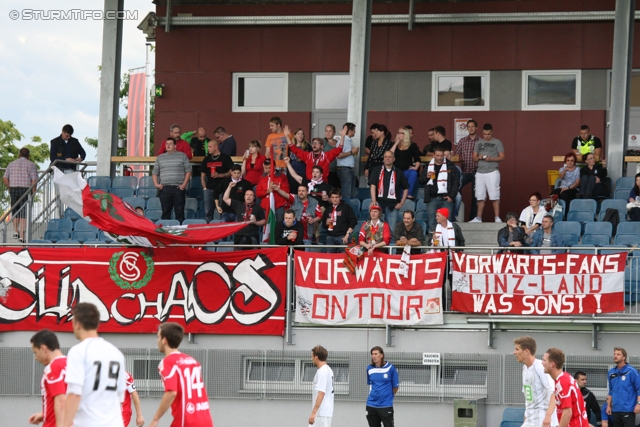 Sturm Amateure - Vorwaerts Steyr
Regionalliga Mitte, 30. Runde,  Sturm Graz Amateure - SK Vorwaerts Steyr, Sportstadion Kalsdorf, 01.06.2012. 

Foto zeigt Fans von Steyr
