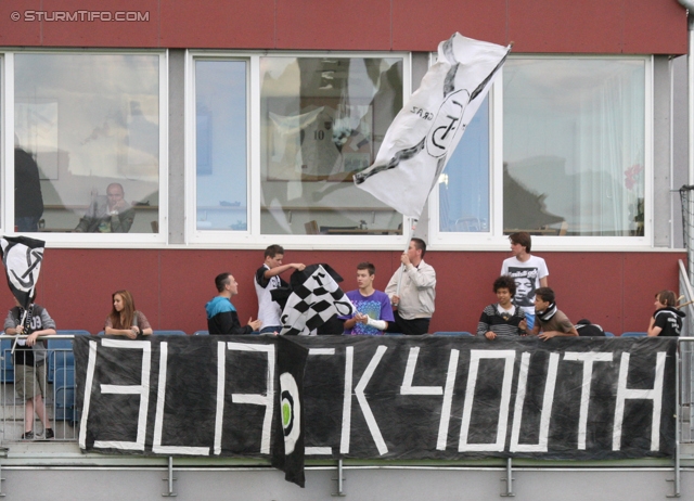 Sturm Amateure - Vorwaerts Steyr
Regionalliga Mitte, 30. Runde,  Sturm Graz Amateure - SK Vorwaerts Steyr, Sportstadion Kalsdorf, 01.06.2012. 

Foto zeigt Fans der Sturm Amateure
