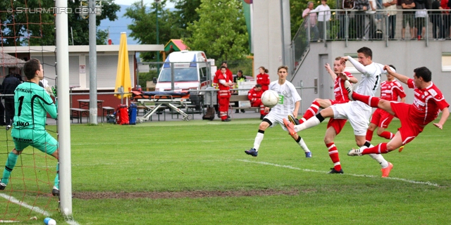 Sturm Amateure - Vorwaerts Steyr
Regionalliga Mitte, 30. Runde,  Sturm Graz Amateure - SK Vorwaerts Steyr, Sportstadion Kalsdorf, 01.06.2012. 

Foto zeigt Christoph Haas (Steyr), Reinhold Ranftl (Sturm Amateure) und Alexander Rother (Sturm Amateure)
Schlüsselwörter: tor