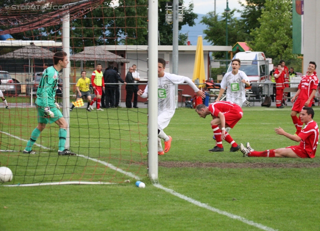 Sturm Amateure - Vorwaerts Steyr
Regionalliga Mitte, 30. Runde,  Sturm Graz Amateure - SK Vorwaerts Steyr, Sportstadion Kalsdorf, 01.06.2012. 

Foto zeigt Christoph Haas (Steyr), Alexander Rother (Sturm Amateure) und Reinhold Ranftl (Sturm Amateure) 
Schlüsselwörter: tor