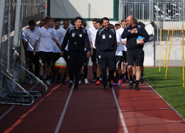 Sturm Graz Trainingsauftakt
Oesterreichische Fussball Bundesliga,SK  Sturm Graz Trainingsauftakt, Trainingszentrum Messendorf, 06.06.2012. 

Foto zeigt Ayhan Tumani (Co-Trainer Sturm),  Peter Hyballa (Cheftrainer Sturm), Kazimierz Sidorczuk (Tormanntrainer Sturm) und die Mannschaft von Sturm
