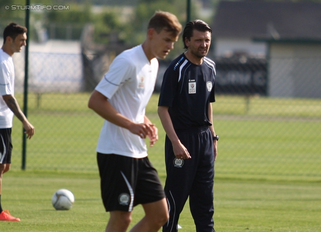 Sturm Graz Trainingsauftakt
Oesterreichische Fussball Bundesliga,SK  Sturm Graz Trainingsauftakt, Trainingszentrum Messendorf, 06.06.2012. 

Foto zeigt Stefan Stangl (Sturm) und Peter Hyballa (Cheftrainer Sturm)
