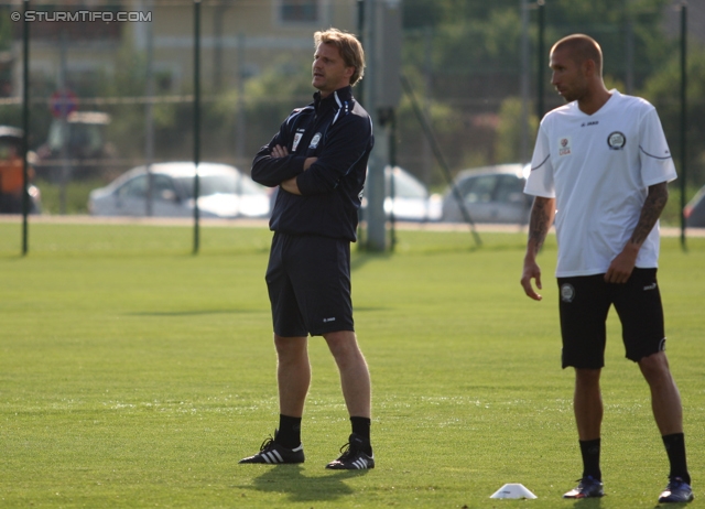 Sturm Graz Trainingsauftakt
Oesterreichische Fussball Bundesliga,SK  Sturm Graz Trainingsauftakt, Trainingszentrum Messendorf, 06.06.2012. 

Foto zeigt Markus Schopp (Cheftrainer Sturm Amateure) und Patrick Wolf (Sturm)
