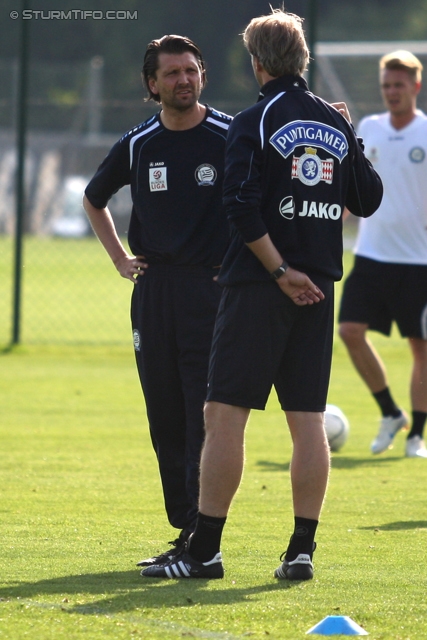 Sturm Graz Trainingsauftakt
Oesterreichische Fussball Bundesliga,SK  Sturm Graz Trainingsauftakt, Trainingszentrum Messendorf, 06.06.2012. 

Foto zeigt Peter Hyballa (Cheftrainer Sturm) und Markus Schopp (Cheftrainer Sturm Amateure)
