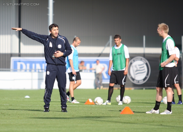 Sturm Graz Trainingsauftakt
Oesterreichische Fussball Bundesliga,SK  Sturm Graz Trainingsauftakt, Trainingszentrum Messendorf, 06.06.2012. 

Foto zeigt Ayhan Tumani (Co-Trainer Sturm) und Matthias Koch (Sturm)
