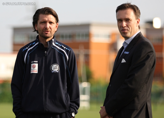 Sturm Graz Trainingsauftakt
Oesterreichische Fussball Bundesliga,SK  Sturm Graz Trainingsauftakt, Trainingszentrum Messendorf, 06.06.2012. 

Foto zeigt Peter Hyballa (Cheftrainer Sturm) und Christian Jauk (Praesident Sturm)
