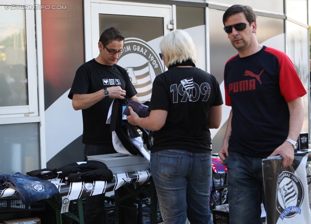 Sturm Graz Abo Kick-Off
Oesterreichische Fussball Bundesliga, SK Sturm Graz Abo Kick-Off, Fanshop Liebenau, 07.06.2012. 

Foto zeigt Fans beim Fanartikelstand
