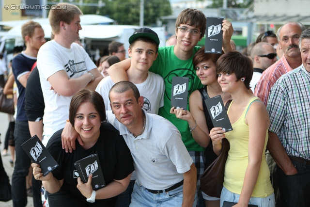 Sturm Graz Abo Kick-Off
Oesterreichische Fussball Bundesliga, SK Sturm Graz Abo Kick-Off, Fanshop Liebenau, 07.06.2012. 

Foto zeigt Fans von Sturm mit dem Abo
