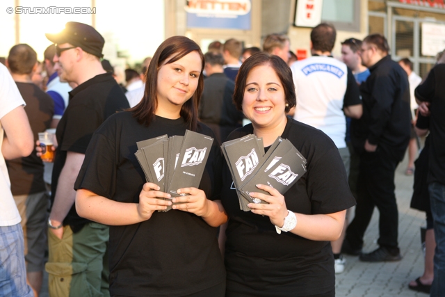 Sturm Graz Abo Kick-Off
Oesterreichische Fussball Bundesliga, SK Sturm Graz Abo Kick-Off, Fanshop Liebenau, 07.06.2012. 

Foto zeigt Fans von Sturm mit dem Abo
