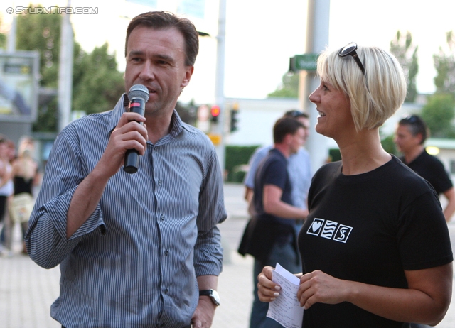 Sturm Graz Abo Kick-Off
Oesterreichische Fussball Bundesliga, SK Sturm Graz Abo Kick-Off, Fanshop Liebenau, 07.06.2012. 

Foto zeigt Christian Jauk (Praesident Sturm) beim Interview
