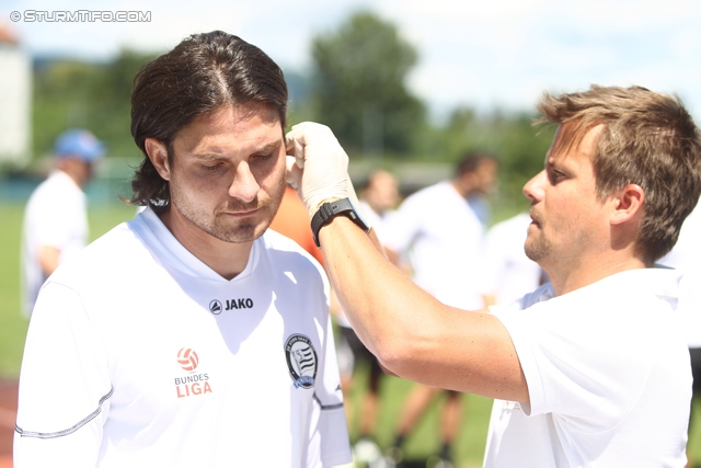 Sturm Graz Laktattest
Oesterreichische Fussball Bundesliga, SK Sturm Graz Laktattest, Postsportplatz Graz, 14.06.2012. 

Foto zeigt Imre Szabics (Sturm) und einen Betreuer
