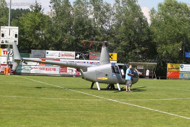 St. Margarethen - Sturm Graz
Testspiel, SC St. Margarethen a. d. Raab - SK Sturm Graz, Edi-Glieder-Stadion St. Margarethen a. d. Raab, 17.06.2012. 

Foto zeigt einen Hubschrauber am Rasen
