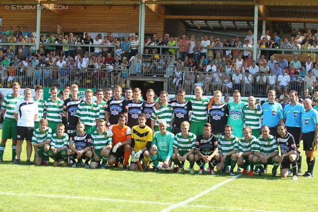 St. Margarethen - Sturm Graz
Testspiel, SC St. Margarethen a. d. Raab - SK Sturm Graz, Edi-Glieder-Stadion St. Margarethen a. d. Raab, 17.06.2012. 

Foto zeigt die Mannschaft von Sturm, die Mannschaft von St. Margarethen und das Schiedsrichterteam
