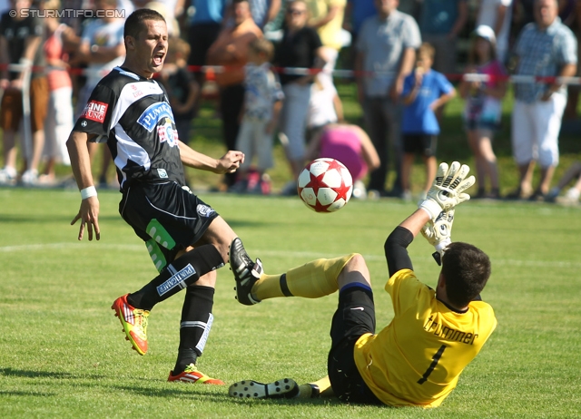 St. Margarethen - Sturm Graz
Testspiel, SC St. Margarethen a. d. Raab - SK Sturm Graz, Edi-Glieder-Stadion St. Margarethen a. d. Raab, 17.06.2012. 

Foto zeigt Nikola Komacek (Sturm) und Stefan Trummer (St. Margarethen)
