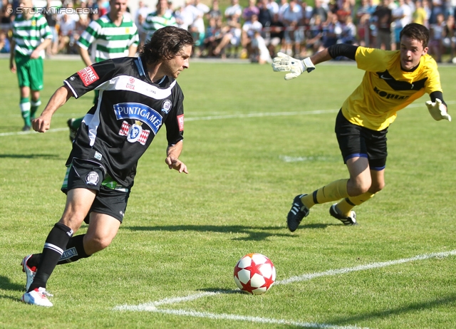 St. Margarethen - Sturm Graz
Testspiel, SC St. Margarethen a. d. Raab - SK Sturm Graz, Edi-Glieder-Stadion St. Margarethen a. d. Raab, 17.06.2012. 

Foto zeigt Imre Szabics (Sturm) und Stefan Trummer (St. Margarethen)
