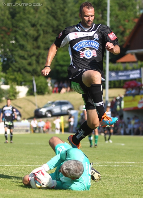 St. Margarethen - Sturm Graz
Testspiel, SC St. Margarethen a. d. Raab - SK Sturm Graz, Edi-Glieder-Stadion St. Margarethen a. d. Raab, 17.06.2012. 

Foto zeigt Mario Haas (Sturm) und Harald Zellar (St. Margerethen)
