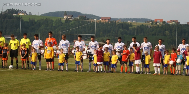 Sturm Graz - Dukla Banska
Testspiel, SK Sturm Graz - Dukla Banska Bystrica, Sportplatz Stallhofen, 20.06.2012. 

Foto zeigt das Schiedsrichterteam und die Mannschaft von Sturm
