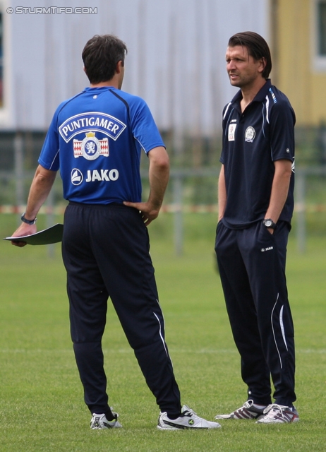 Sturm Graz - Metalurg Donezk
Testspiel, SK Sturm Graz - Metalurg Donezk, Sporzentrum Unterpremstaetten, 23.06.2012. 

Foto zeigt Ayhan Tumani (Co-Trainer Sturm) und Peter Hyballa (Cheftrainer Sturm)
Schlüsselwörter: diskussion