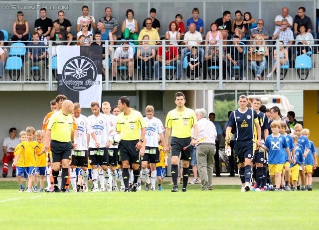 Sturm Graz - Metalurg Donezk
Testspiel, SK Sturm Graz - Metalurg Donezk, Sporzentrum Unterpremstaetten, 23.06.2012. 

Foto zeigt das Schiedsrichterteam, die Mannschaft von Sturm und die Mannschaft von Donezk
