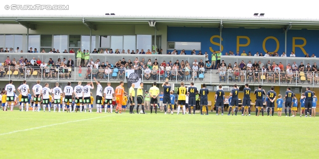 Sturm Graz - Metalurg Donezk
Testspiel, SK Sturm Graz - Metalurg Donezk, Sporzentrum Unterpremstaetten, 23.06.2012. 

Foto zeigt die Mannschaft von Sturm, das Schiedsrichterteam und die Mannschaft von Donezk
