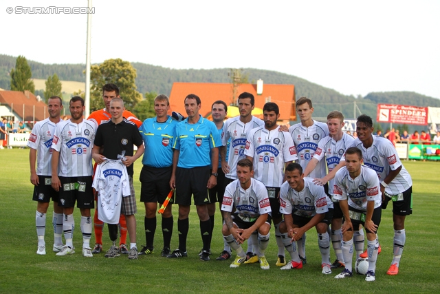 Sturm Graz - AS Trencin
Testspiel, SK Sturm Graz -AS Trencin, Hans-Grogger-Stadion Sonnhofen, 29.06.2012. 

Foto zeigt die Mannschaft von Sturm und das Schiedsrichterteam
