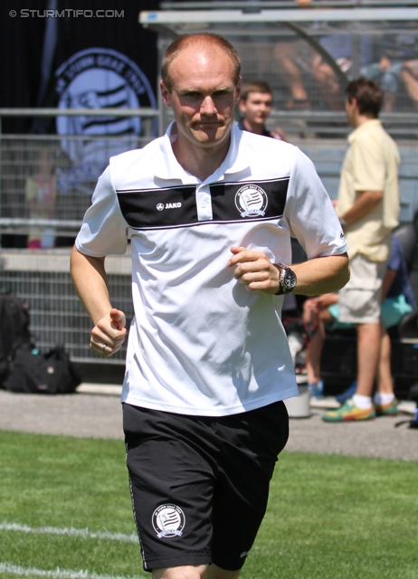 Sturm Graz Ankick 2012
Oesterreichische Fussball Bundesliga, SK Sturm Graz Ankick 2012, Stadion Liebenau Graz, 07.07.2012.

Foto zeigt Mario Karner (Cheftrainer Sturm Maedchen)
