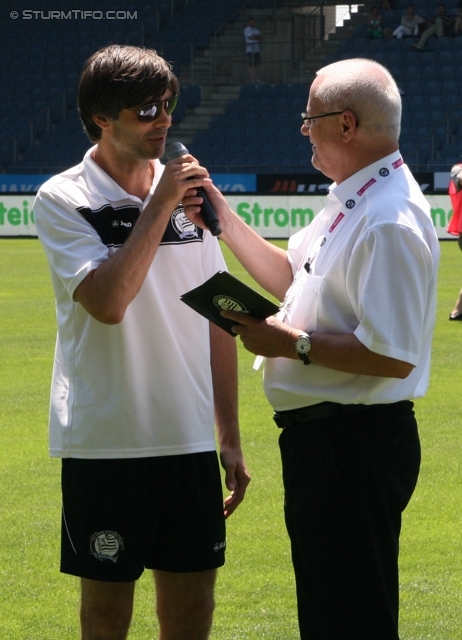 Sturm Graz Ankick 2012
Oesterreichische Fussball Bundesliga, SK Sturm Graz Ankick 2012, Stadion Liebenau Graz, 07.07.2012.

Foto zeigt Gilbert Prilasnig (Jugendleiter Sturm) und Ludwig Krentl (Stadionsprecher Sturm)
