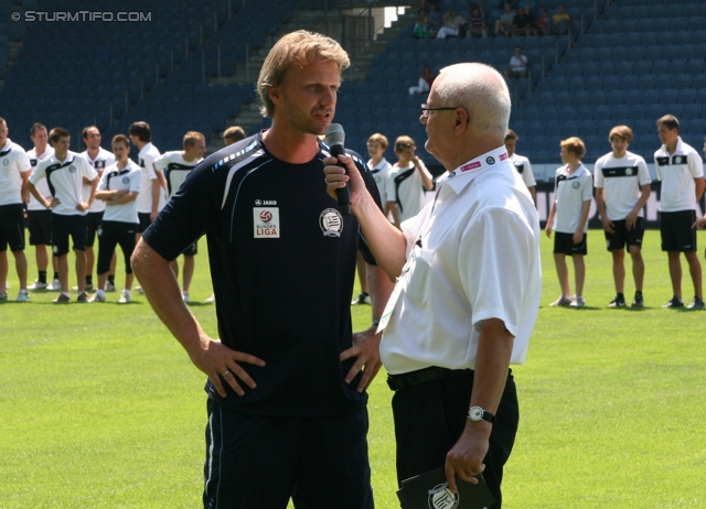 Sturm Graz Ankick 2012
Oesterreichische Fussball Bundesliga, SK Sturm Graz Ankick 2012, Stadion Liebenau Graz, 07.07.2012.

Foto zeigt Markus Schopp (Cheftrainer Sturm Amateure) und Ludwig Krentl (Stadionsprecher Sturm)
