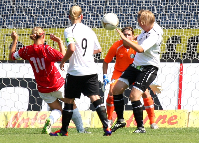 Sturm Graz Ankick 2012
Oesterreichische Fussball Bundesliga, SK Sturm Graz Ankick 2012, Sturm Damen - FC St. Veit Damen, Stadion Liebenau Graz, 07.07.2012.

Foto zeigt Melanie Wernhardt (Sturm Damen), Anna Tauschmann (Sturm Damen) und Anna-Carina Kristler (Sturm Damen)
