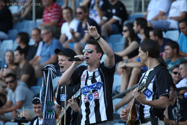 Sturm Graz Ankick 2012
Oesterreichische Fussball Bundesliga, SK Sturm Graz Ankick 2012, SK Sturm Graz - Partizan Belgrad, Stadion Liebenau Graz, 07.07.2012.

Foto zeigt die Band Das Getraenk
