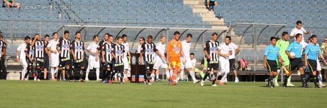 Sturm Graz Ankick 2012
Oesterreichische Fussball Bundesliga, SK Sturm Graz Ankick 2012, SK Sturm Graz - Partizan Belgrad, Stadion Liebenau Graz, 07.07.2012.

Foto zeigt die Mannschaft von Sturm, das Schiedsrichterteam und die Mannschaft von Partizan
