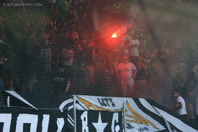 Sturm Graz Ankick 2012
Oesterreichische Fussball Bundesliga, SK Sturm Graz Ankick 2012, SK Sturm Graz - Partizan Belgrad, Stadion Liebenau Graz, 07.07.2012.

Foto zeigt Fans von Sturm
Schlüsselwörter: pyrotechnik