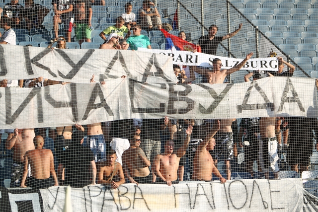 Sturm Graz Ankick 2012
Oesterreichische Fussball Bundesliga, SK Sturm Graz Ankick 2012, SK Sturm Graz - Partizan Belgrad, Stadion Liebenau Graz, 07.07.2012.

Foto zeigt Fans von Partizan mit einem Spruchband
