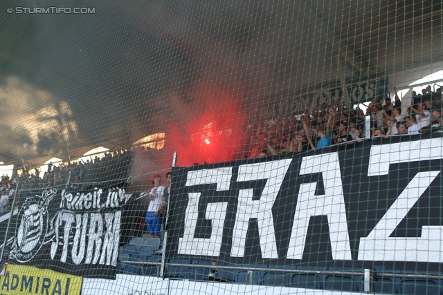 Sturm Graz Ankick 2012
Oesterreichische Fussball Bundesliga, SK Sturm Graz Ankick 2012, SK Sturm Graz - Partizan Belgrad, Stadion Liebenau Graz, 07.07.2012.

Foto zeigt Fans von Sturm
Schlüsselwörter: pyrotechnik