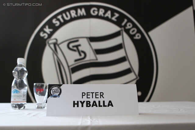 Pressekonferenz Sturm Graz
Oesterreichische Fussball Bundesliga, SK Sturm Graz Pressekonferenz, Trainingszentrum Messendorf, 11.07.2012.

Foto zeigt das Sturm-Logo und eine Karte von Peter Hyballa (Cheftrainer Sturm)
