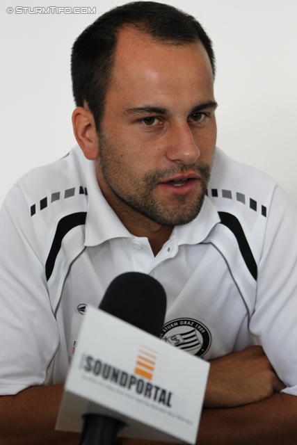 Pressekonferenz Sturm Graz
Oesterreichische Fussball Bundesliga, SK Sturm Graz Pressekonferenz, Trainingszentrum Messendorf, 11.07.2012.

Foto zeigt Leonhard Kaufmann (Sturm)
