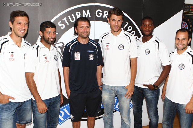 Pressekonferenz Sturm Graz
Oesterreichische Fussball Bundesliga, SK Sturm Graz Pressekonferenz, Trainingszentrum Messendorf, 11.07.2012.

Foto zeigt Nikola Vujadinovic (Sturm), Serkan Ciftci (Sturm), Peter Hyballa (Cheftrainer Sturm), Johannes Focher (Sturm), Richard Sukuta-Pasu (Sturm) und Leonhard Kaufmann (Sturm)
