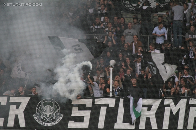 Sturm Graz - Salzburg
Oesterreichische Fussball Bundesliga, 1. Runde,  SK Sturm Graz - FC RB Salzburg, Stadion Liebenau Graz, 21.07.2012. 

Foto zeigt Fans von Sturm
Schlüsselwörter: pyrotechnik