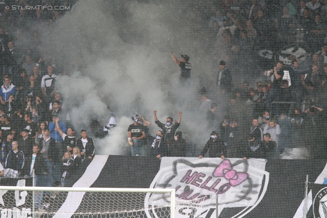 Sturm Graz - Salzburg
Oesterreichische Fussball Bundesliga, 1. Runde,  SK Sturm Graz - FC RB Salzburg, Stadion Liebenau Graz, 21.07.2012. 

Foto Fans von Sturm mit einem Spruchband 
Schlüsselwörter: pyrotechnik