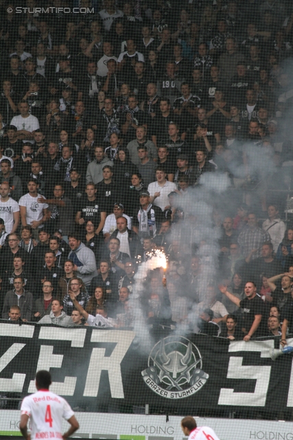 Sturm Graz - Salzburg
Oesterreichische Fussball Bundesliga, 1. Runde,  SK Sturm Graz - FC RB Salzburg, Stadion Liebenau Graz, 21.07.2012. 

Foto zeigt Fans von Sturm
Schlüsselwörter: pyrotechnik