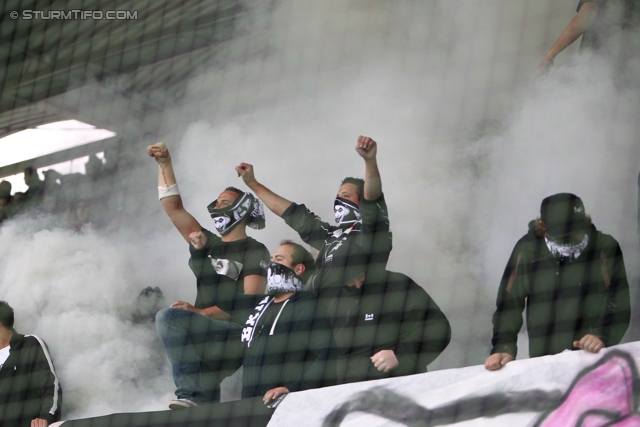 Sturm Graz - Salzburg
Oesterreichische Fussball Bundesliga, 1. Runde,  SK Sturm Graz - FC RB Salzburg, Stadion Liebenau Graz, 21.07.2012. 

Foto zeigt Fans von Sturm
Schlüsselwörter: pyrotechnik