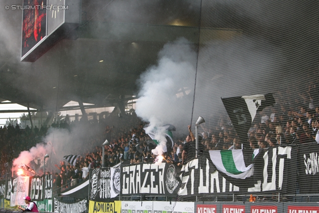 Sturm Graz - Salzburg
Oesterreichische Fussball Bundesliga, 1. Runde,  SK Sturm Graz - FC RB Salzburg, Stadion Liebenau Graz, 21.07.2012. 

Foto zeigt Fans von Sturm
Schlüsselwörter: pyrotechnik