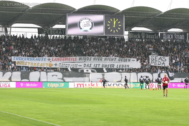 Sturm Graz - Salzburg
Oesterreichische Fussball Bundesliga, 1. Runde,  SK Sturm Graz - FC RB Salzburg, Stadion Liebenau Graz, 21.07.2012. 

Foto zeigt Spieler von Sturm und Fans von Sturm mit einem Spruchband
