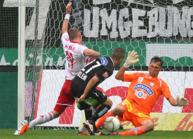 Sturm Graz - Salzburg
Oesterreichische Fussball Bundesliga, 1. Runde,  SK Sturm Graz - FC RB Salzburg, Stadion Liebenau Graz, 21.07.2012. 

Foto zeigt Georg Teigl (Salzburg), Christian Klem (Sturm) und Christian Gratzei (Sturm)
