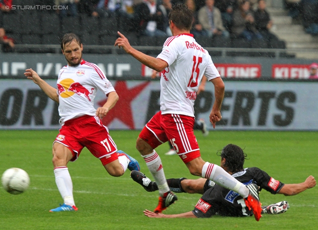 Sturm Graz - Salzburg
Oesterreichische Fussball Bundesliga, 1. Runde,  SK Sturm Graz - FC RB Salzburg, Stadion Liebenau Graz, 21.07.2012. 

Foto zeigt Andreas Ulmer (Salzburg), Franz Schiemer (Salzburg) und Imre Szabics (Sturm)
