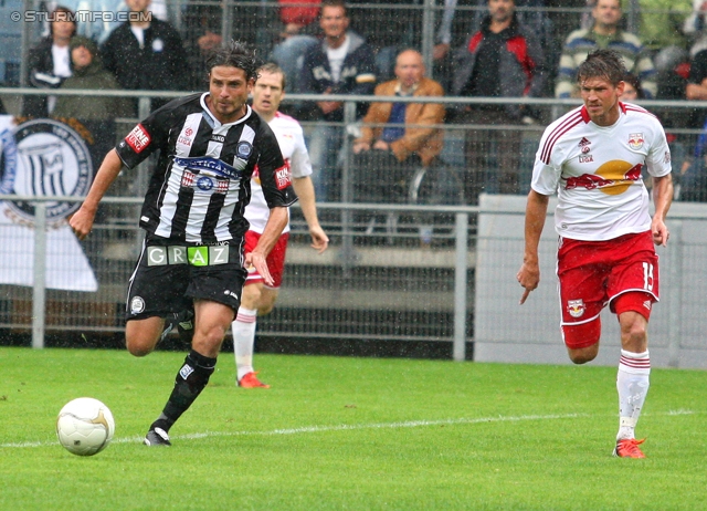 Sturm Graz - Salzburg
Oesterreichische Fussball Bundesliga, 1. Runde,  SK Sturm Graz - FC RB Salzburg, Stadion Liebenau Graz, 21.07.2012. 

Foto zeigt Imre Szabics (Sturm) und Franz Schiemer (Salzburg)
